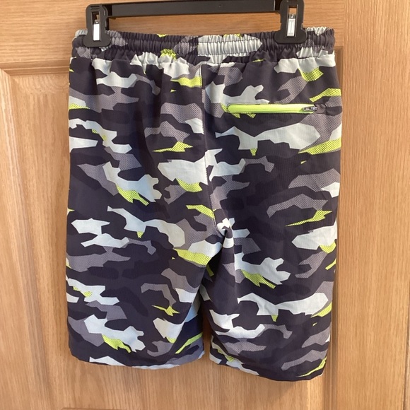 Eddie Bauer Big Boy's Youth Hybrid Quick Dry Mesh Lined Active Shorts - Picture 2 of 5